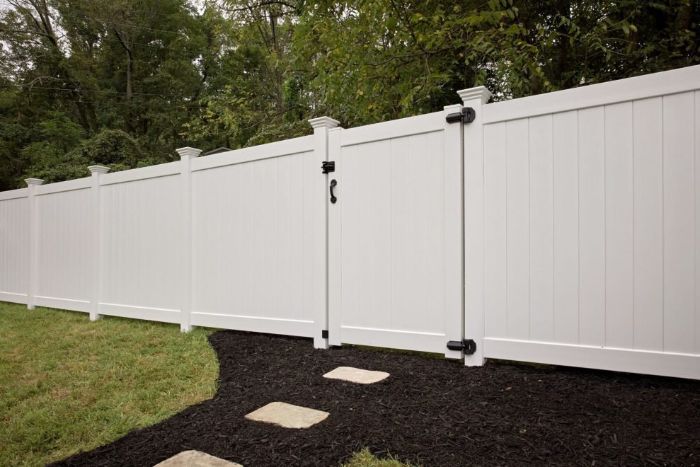 1 solid white vinyl privacy fence with walk gate rf8xz4npc334j4ubp4749yuyhq8y3p6mkd4iyzml8g